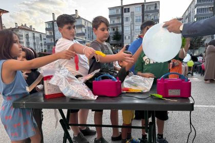 cocuklar-tokat-belediyesinin-mahalle-senlikleriyle-doyasiya-egleniyor