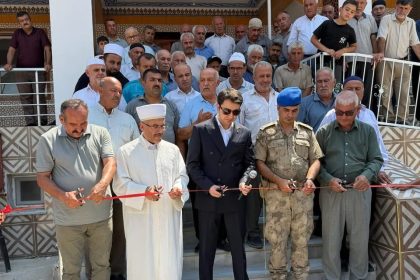 depremde-yikilan-cami-dualarla-yeniden-ibadete-acildi