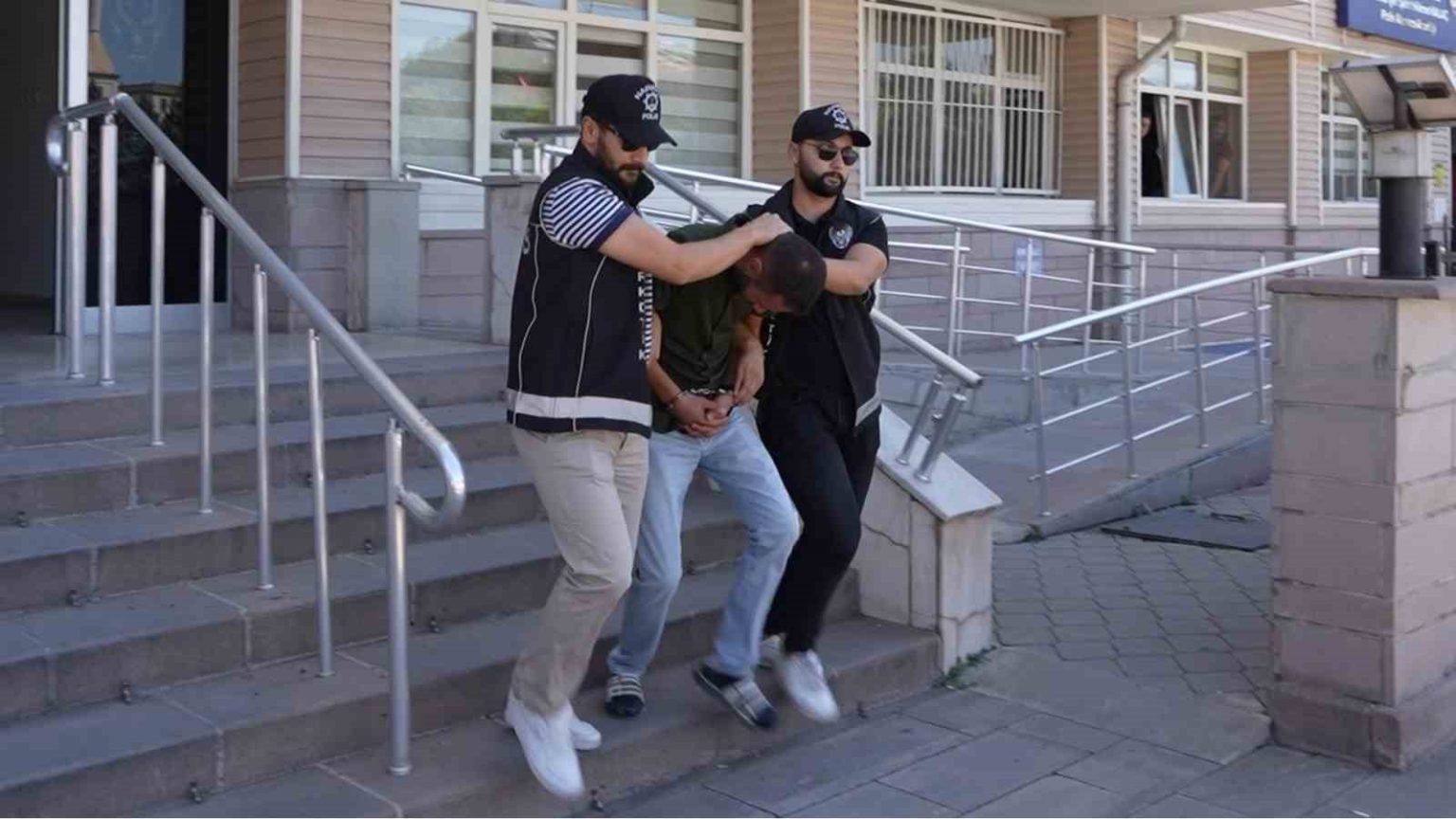 doktorlarin-e-imzasini-kullanarak-yesil-recete-ilaci-yazan-hastane-personeli-tutuklandi