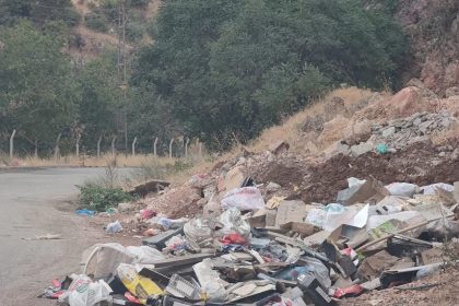 golbasinda-yol-kenarina-birakilan-copler-cevre-kirliligine-yol-aciyor