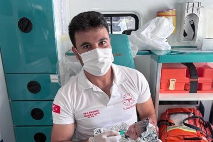 hastaneye-goturulurken-ambulansta-dogum-yapti