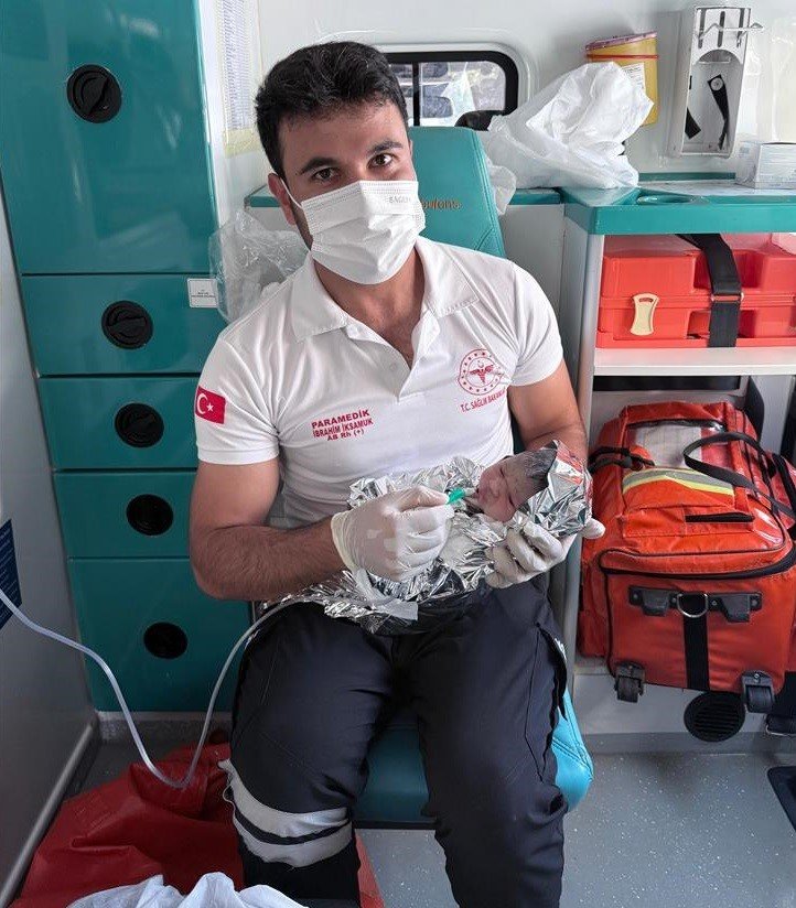hastaneye-goturulurken-ambulansta-dogum-yapti