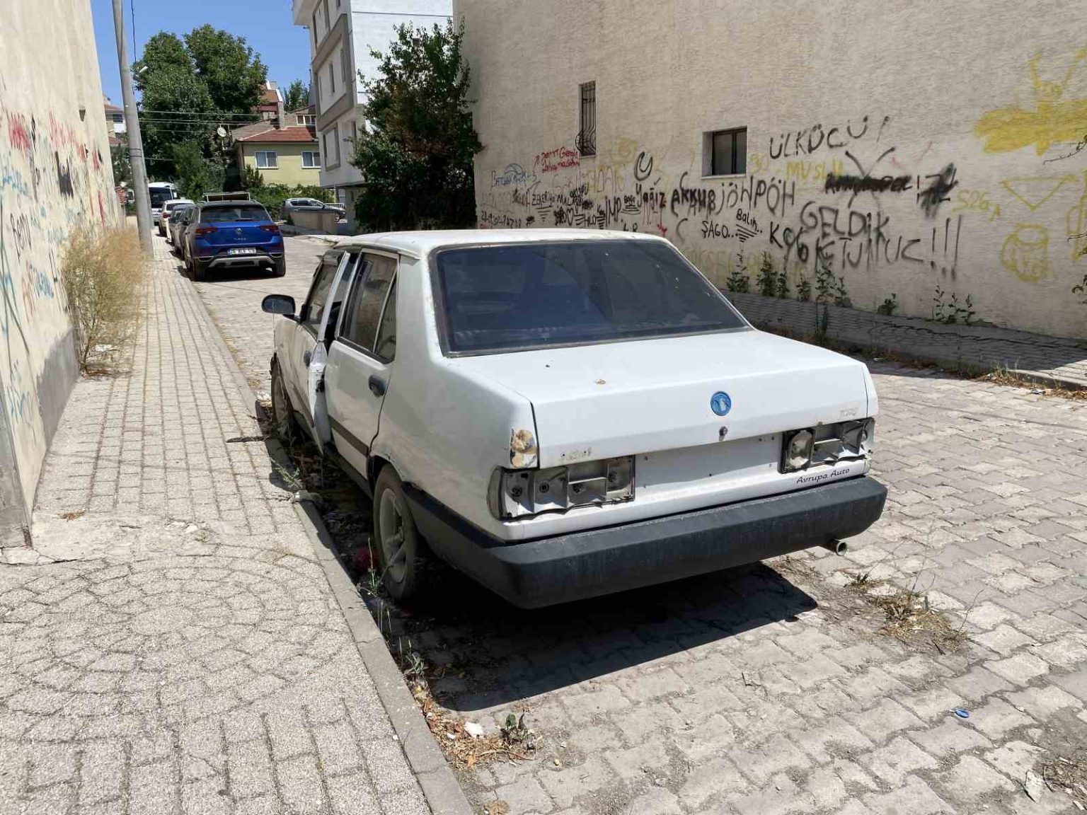 kapisi-acik-ve-plakasiz-hurda-otomobil-dikkat-cekti
