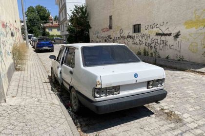 kapisi-acik-ve-plakasiz-hurda-otomobil-dikkat-cekti