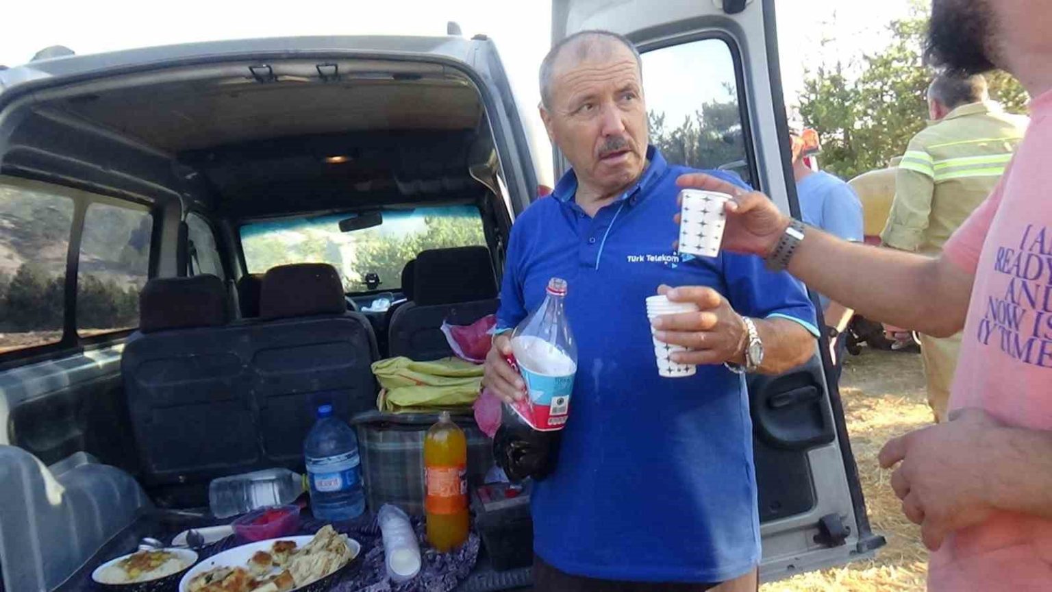 koylu-ciftten-yangin-sondurme-ekiplerine-yemek-destegi