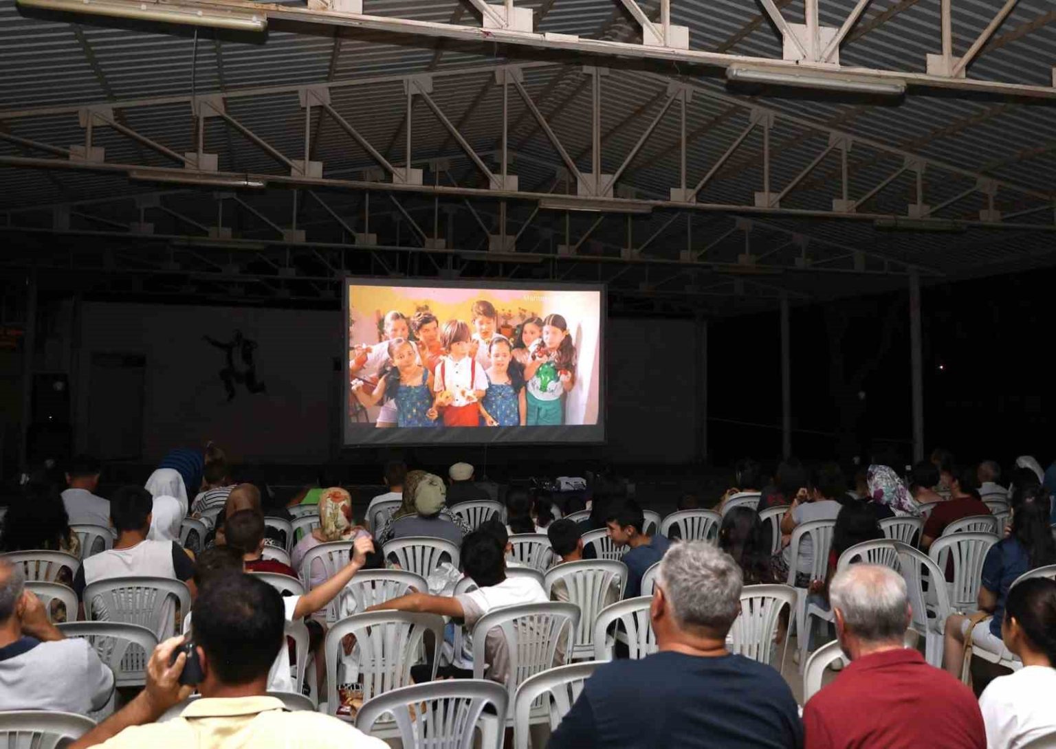 mentese-belediyesi-acik-hava-sinema-geceleri-basladi