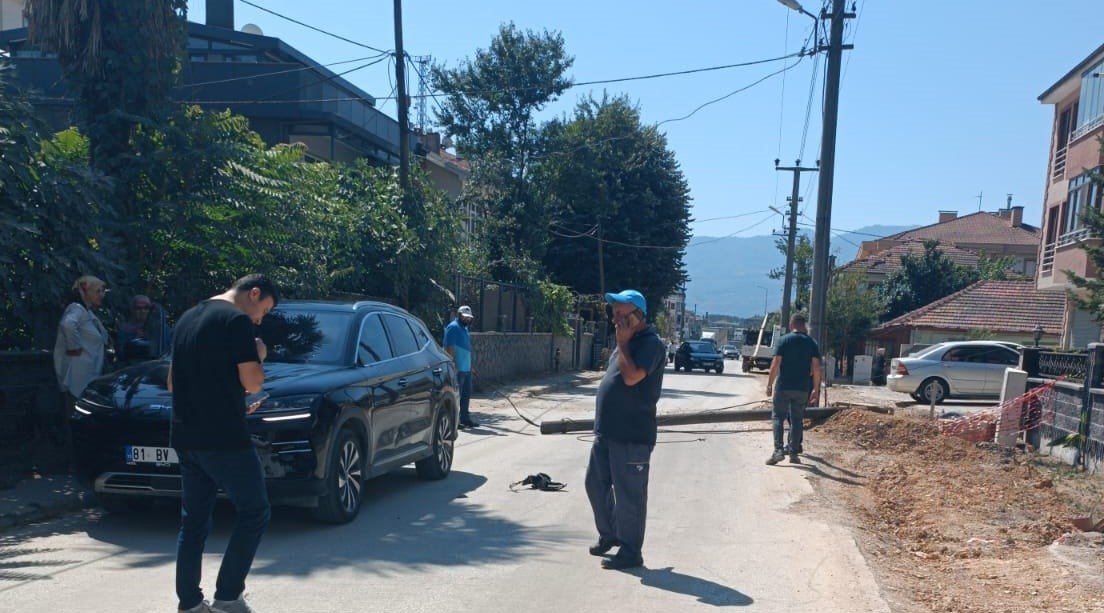 otomobilin-uzerine-telefon-diregi-devrildi
