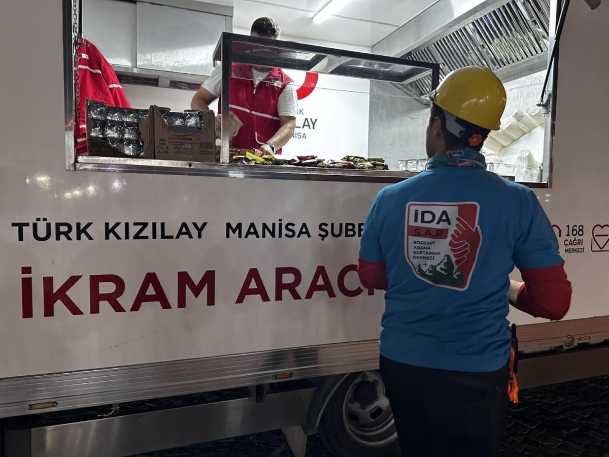 turk-kizilay-manisadan-deprem-ve-yangin-bolgelerine-destek