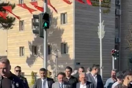vali-cicek-trafik-isiklarini-bekleyerek-karsiya-gecti