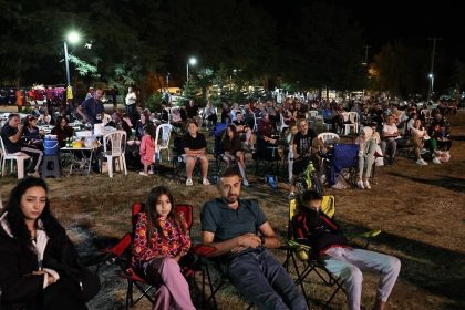 yoncalida-vatandaslar-acik-hava-sinemasinin-keyfini-cikardi