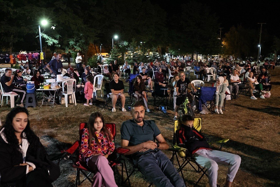 yoncalida-vatandaslar-acik-hava-sinemasinin-keyfini-cikardi