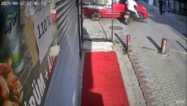 yuruyus-yolunda-motosiklet-ile-otomobil-carpisti-1-yarali