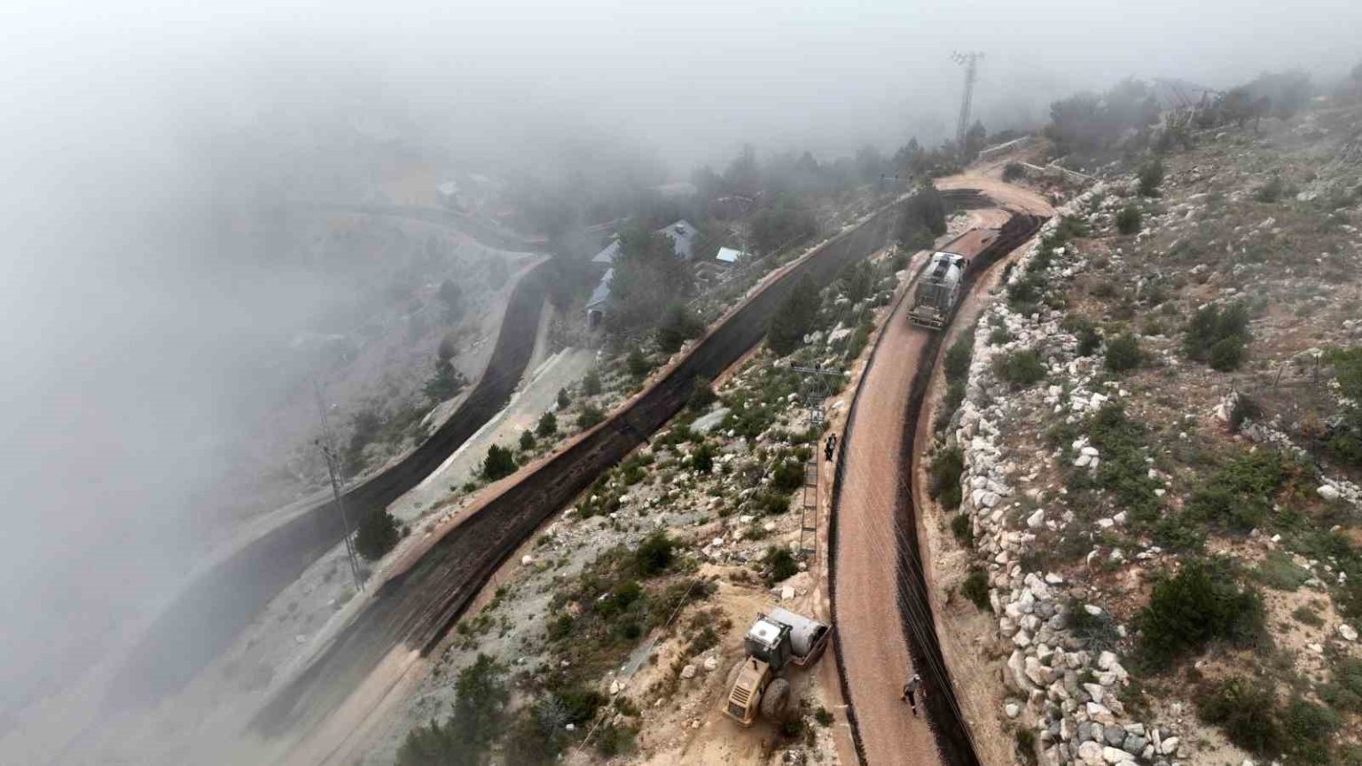 akdag-eteklerindeki-celtek-yaylasi-yolu-asfalta-kavusuyor
