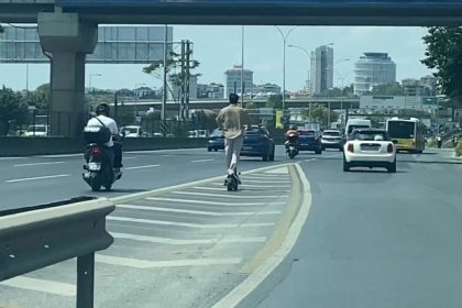 atasehir-d-100-karayolunda-scooter-ile-tehlikeli-yolculuk-kamerada