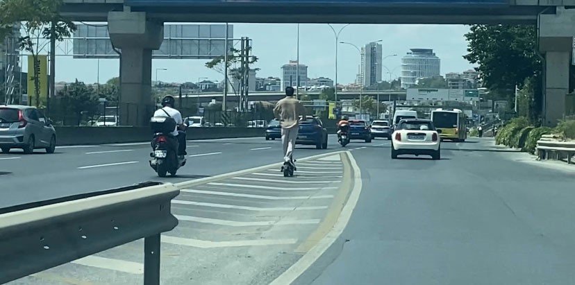 atasehir-d-100-karayolunda-scooter-ile-tehlikeli-yolculuk-kamerada