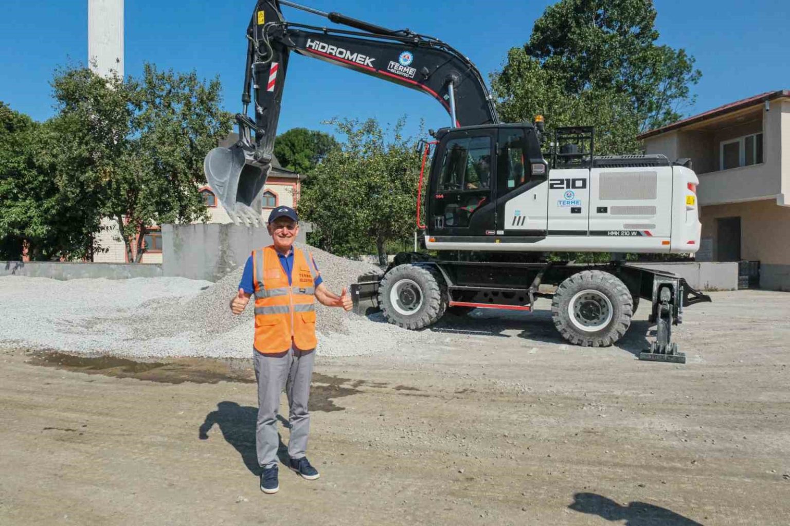 bakanliktan-terme-belediyesine-10-milyonluk-ekskavator-destegi
