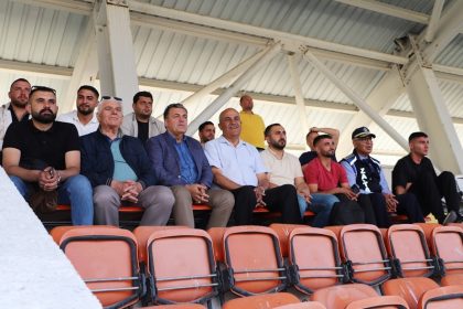 baskan-demir-turnuva-macini-tribunden-izledi
