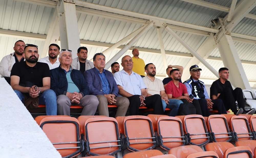 baskan-demir-turnuva-macini-tribunden-izledi