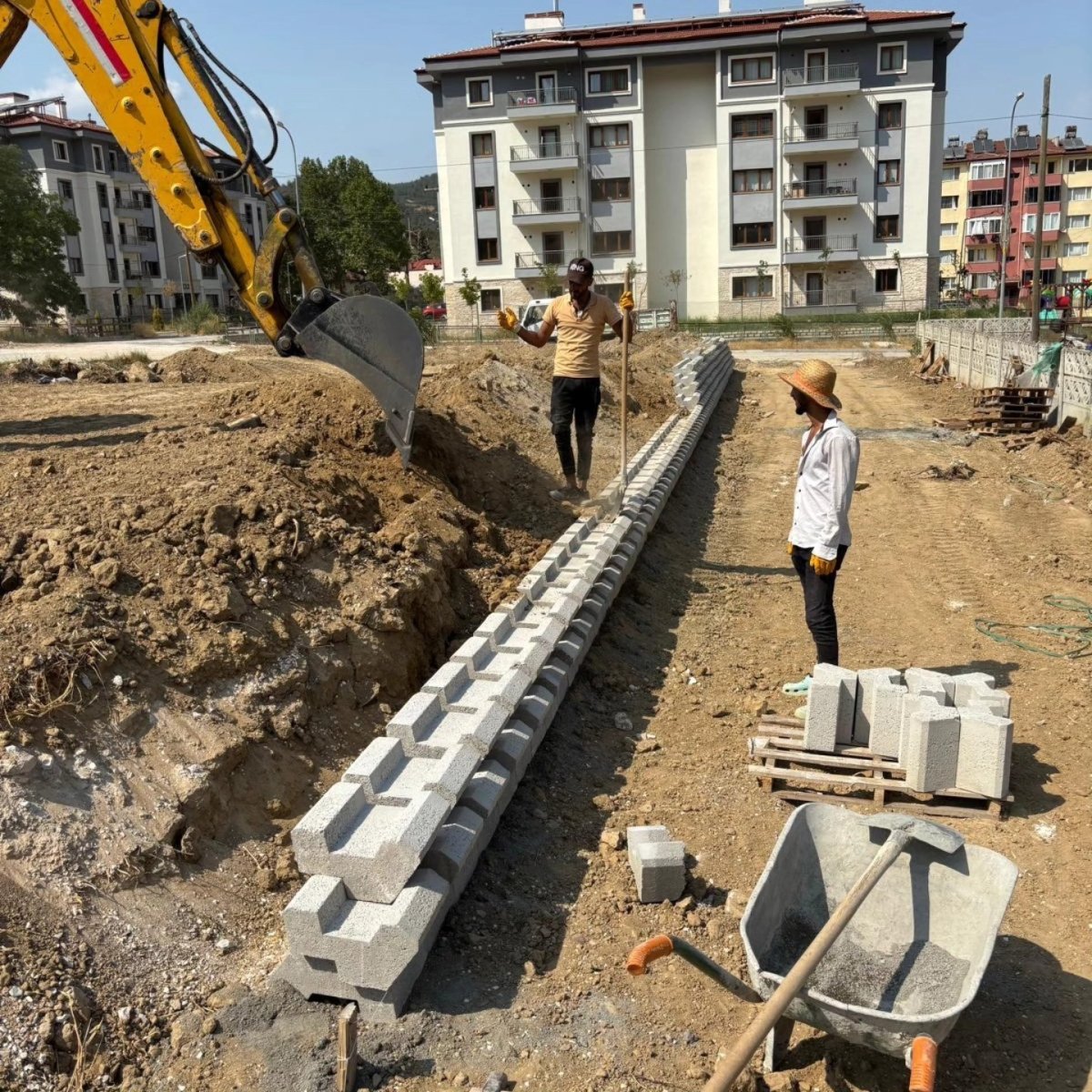 bayirkoyde-yari-olimpik-yuzme-havuzu-onunde-zemin-guclendirme-calismalari-suruyor