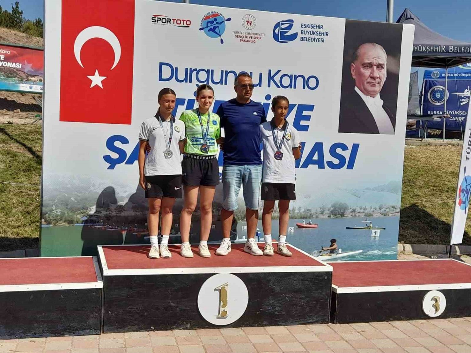 bursa-buyuksehir-belediyesporlu-kanocular-madalyalari-topladi