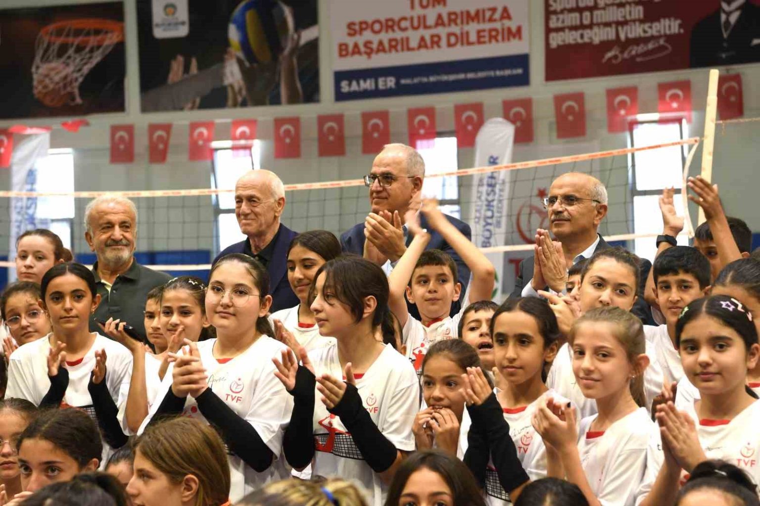 buyuksehirden-voleybol-lisesine-arazi-destegi
