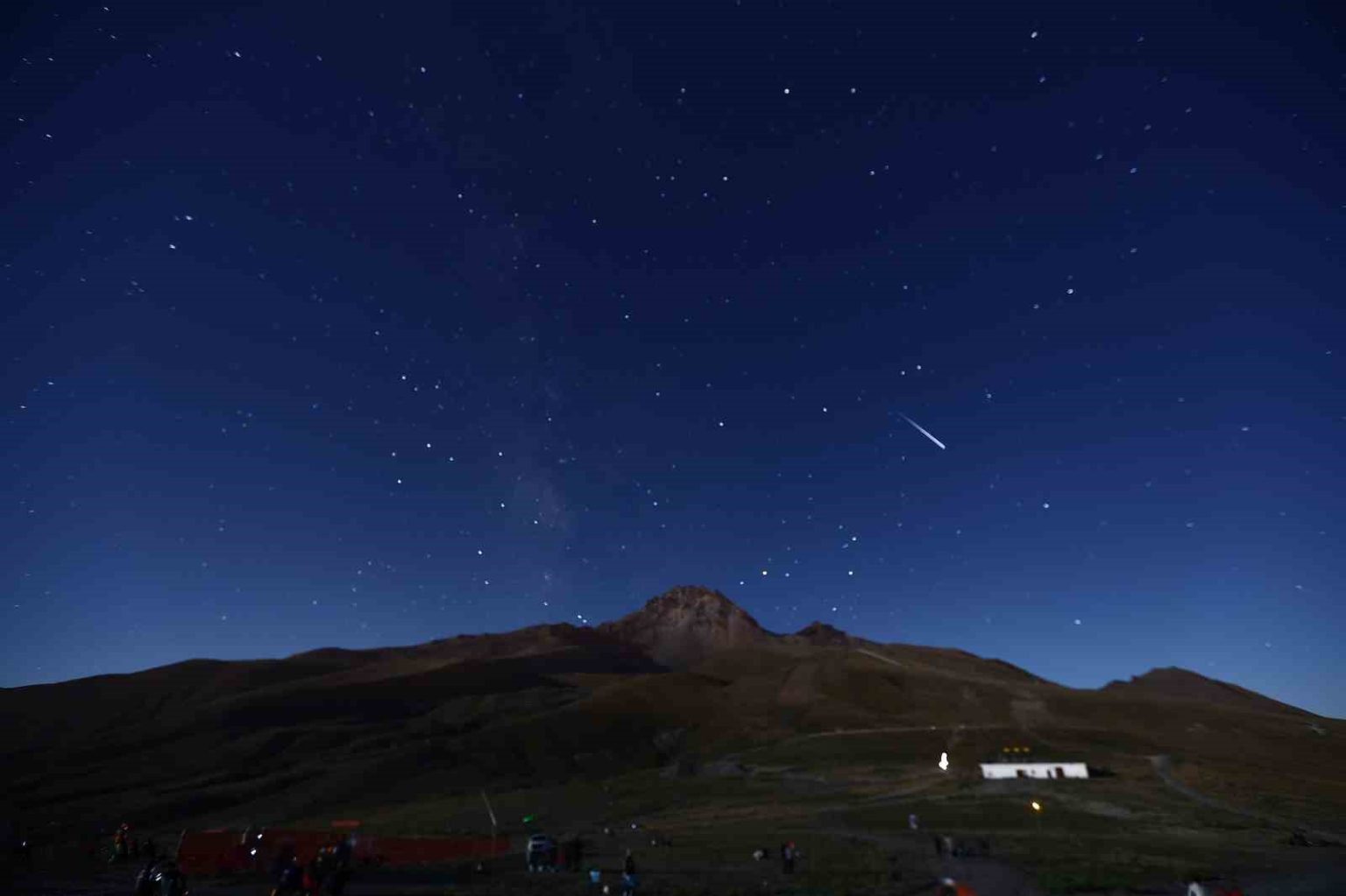 buyuksehirin-perseid-gozlem-soleni-gokyuzunu-tutkunlarini-erciyeste-bulusturdu