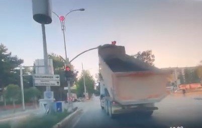 damperi-acik-kamyon-trafik-isiklarina-carpti