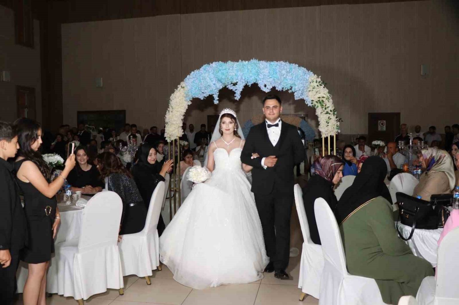 dilan-ve-omer-cifti-oltuda-dunya-evine-girdi