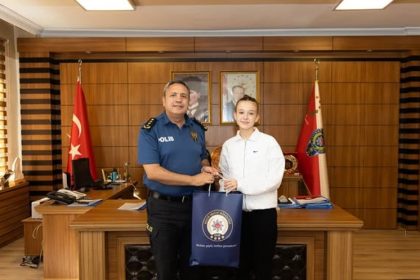 emniyet-muduru-yilmaz-taekwondo-sporcusu-ebrar-cakiri-makaminda-kabul-etti