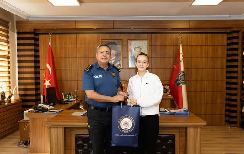 emniyet-muduru-yilmaz-taekwondo-sporcusu-ebrar-cakiri-makaminda-kabul-etti