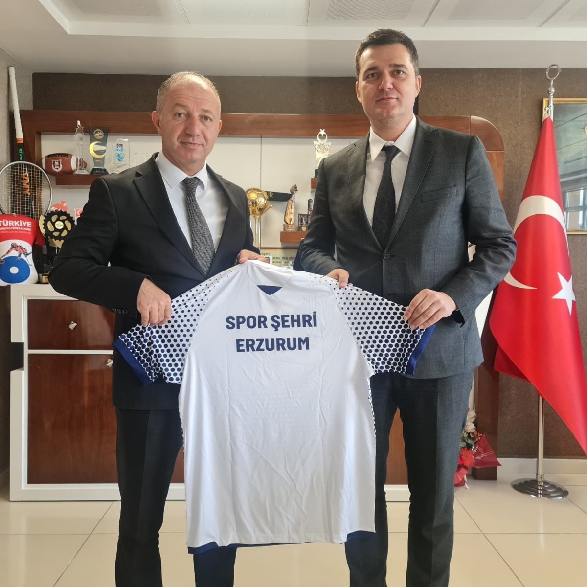 gunaydina-forma-hediye-etti
