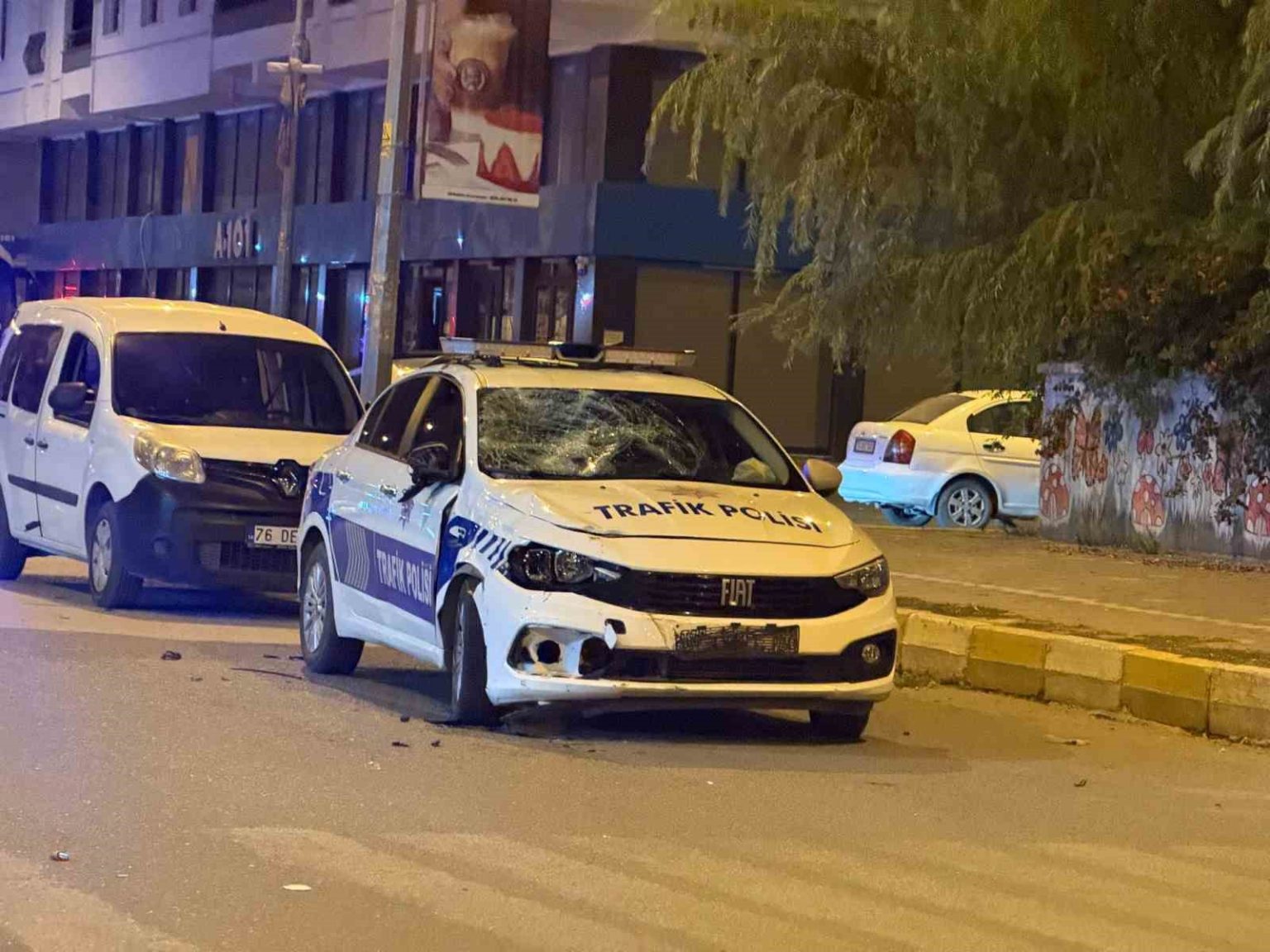 igdirda-motosiklet-ile-polis-araci-carpisti-2-agir-yarali