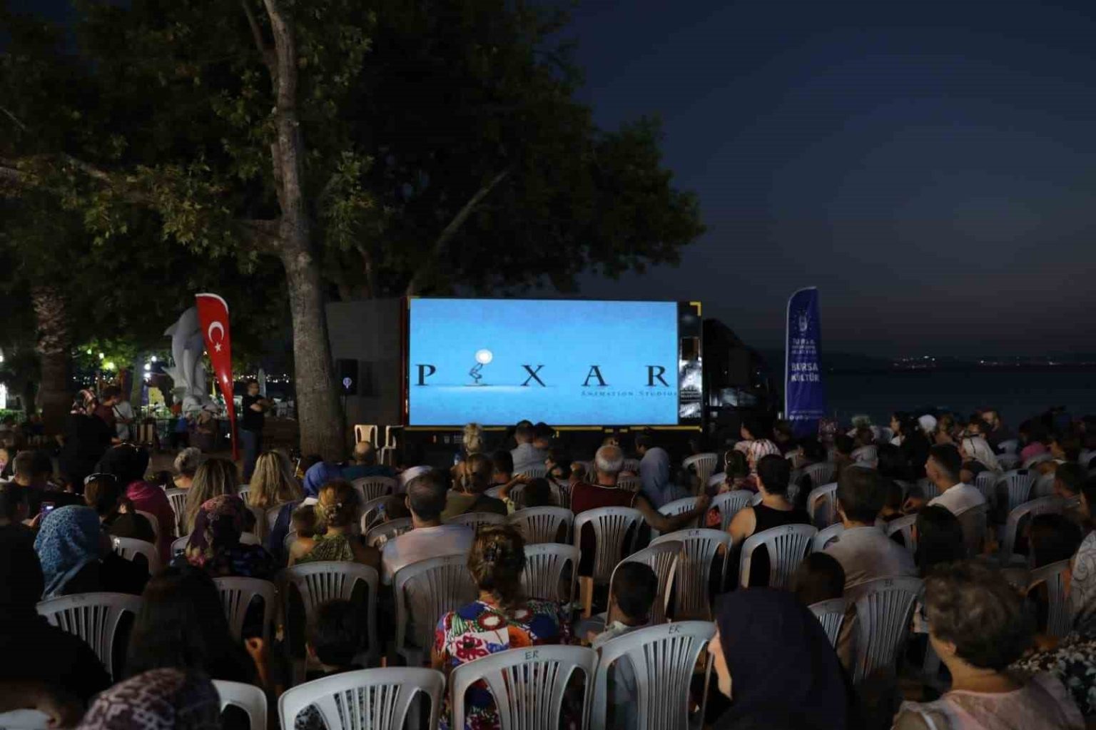 kamyoled-ile-acik-havada-sinema-keyfi