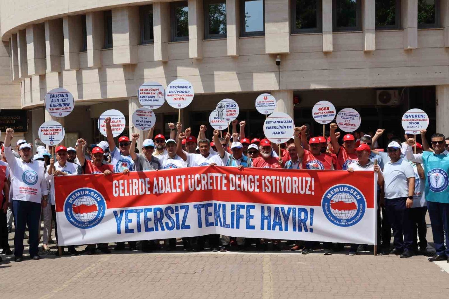 memur-senden-hukumetin-zam-teklifine-protesto