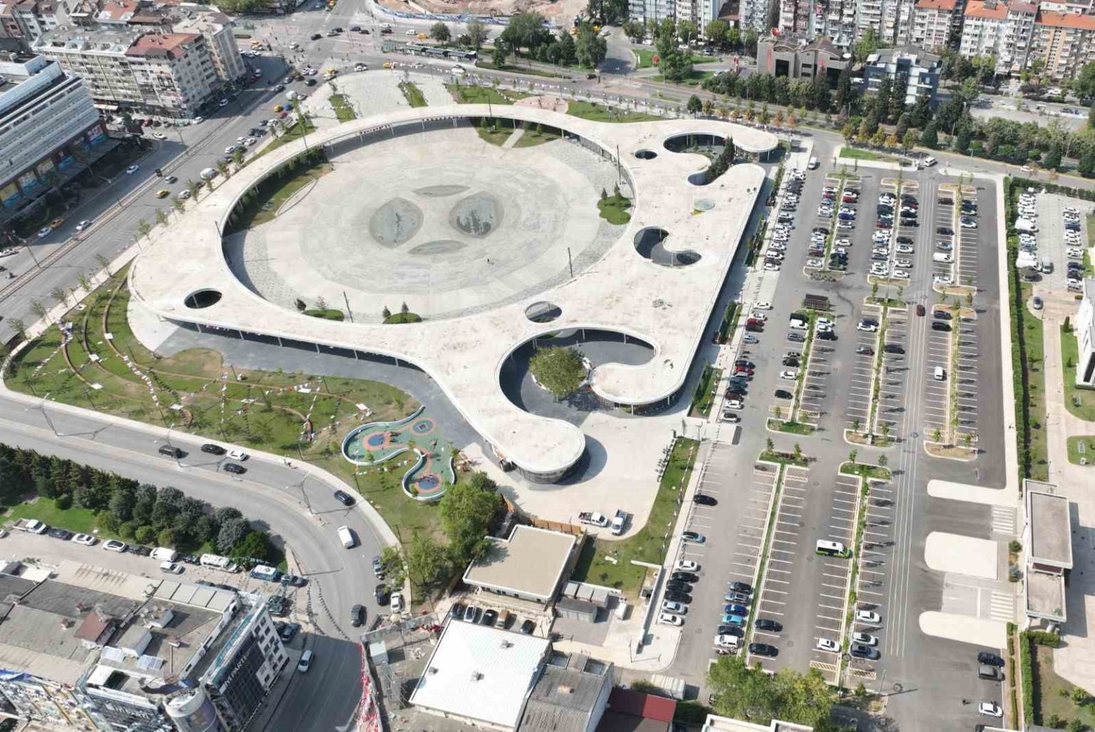milli-irade-meydani-otoparkiyla-rahatlik-sagliyor