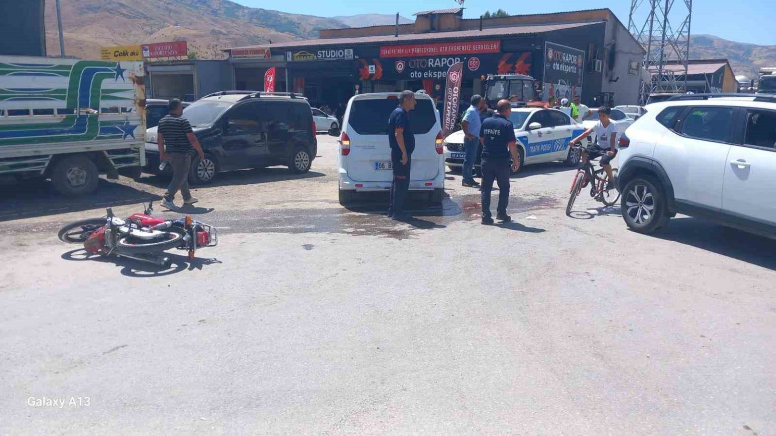 musta-motosiklet-ile-hafif-ticari-arac-carpisti-2-yarali