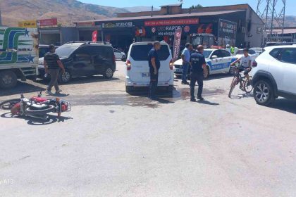 musta-motosiklet-ile-hafif-ticari-arac-carpisti-2-yarali