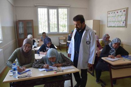 sahinbey-belediyesinin-tesislerinde-okuma-yazma-ogreniyorlar
