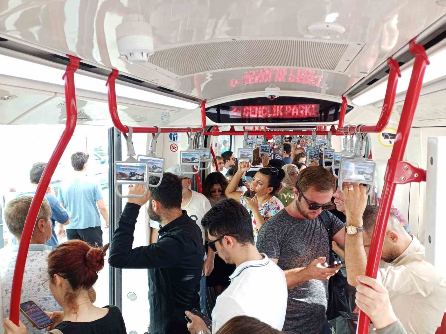 samsunda-tramvaylarda-klima-problemi-yolcular-yelpazeyle-serinledi