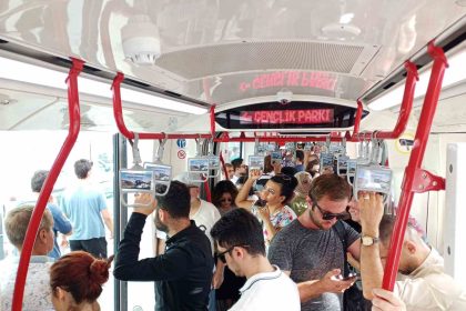 samsunda-tramvaylarda-klima-problemi-yolcular-yelpazeyle-serinledi