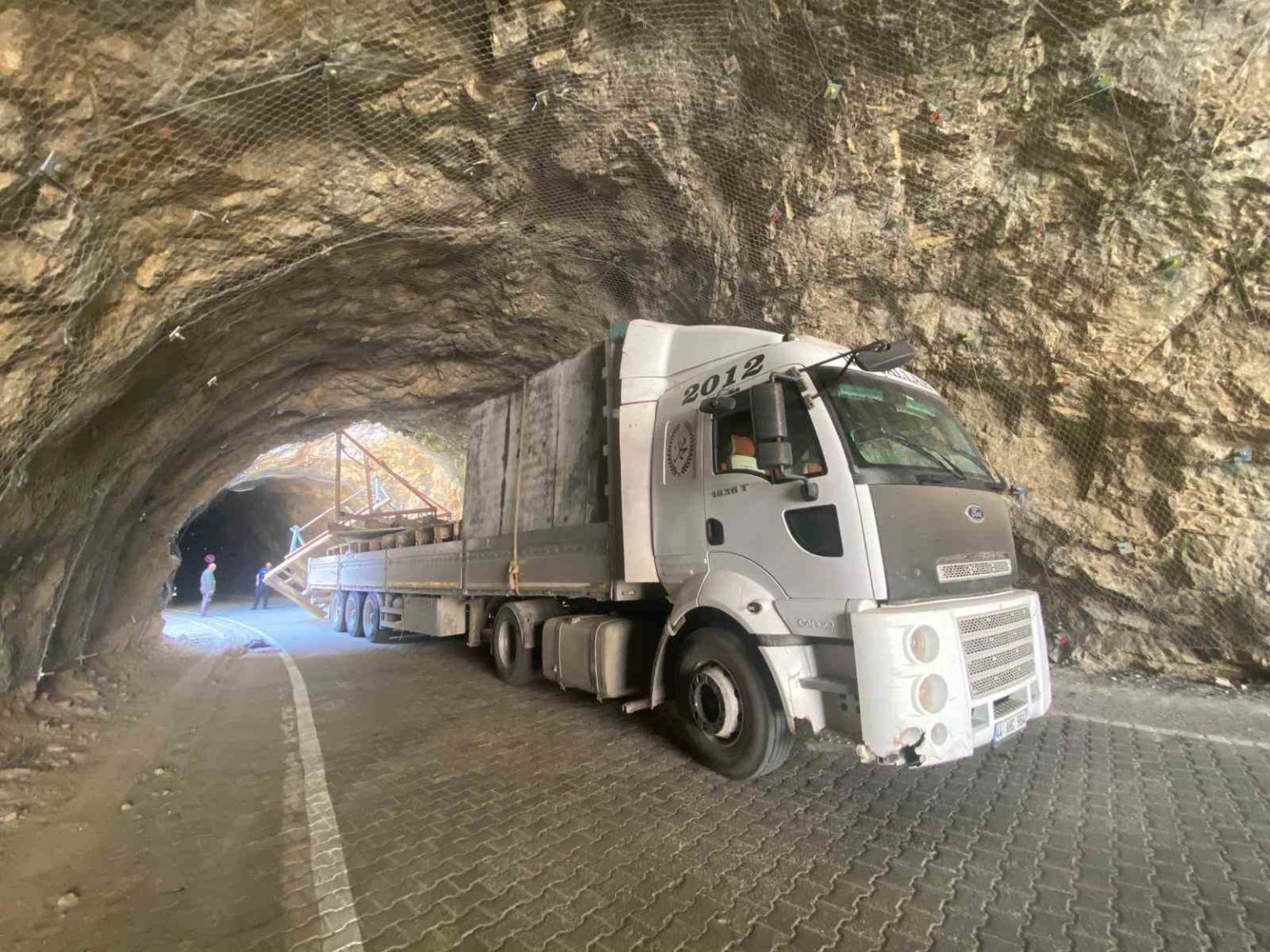 tas-yolu-tirin-tunele-sikismasi-sonucu-ulasima-kapatildi