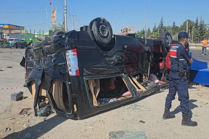 tir-onunde-seyreden-2-minibuse-carpti-3-yarali