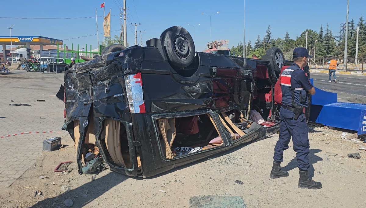 tir-onunde-seyreden-2-minibuse-carpti-3-yarali