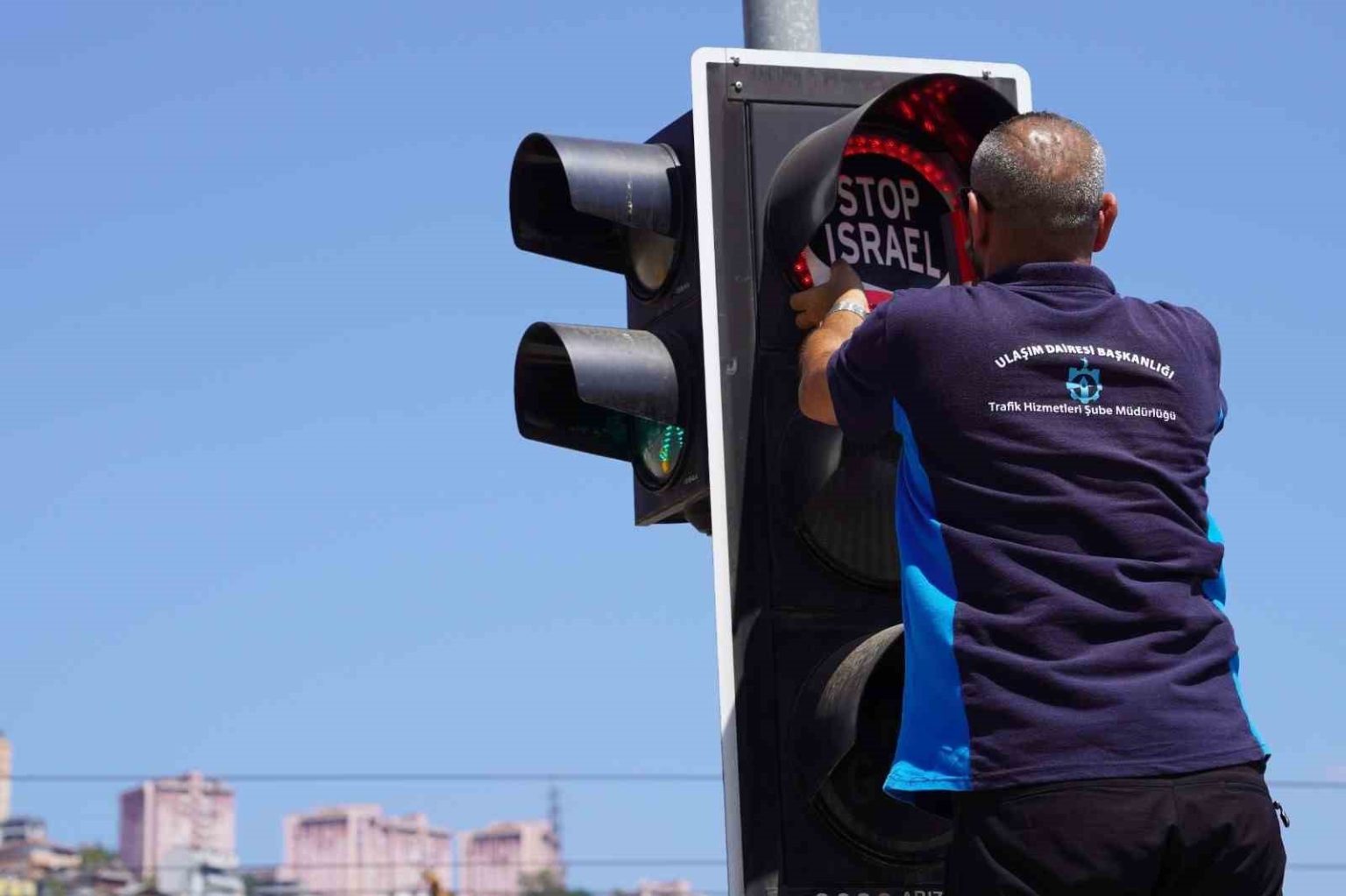trafik-isiklarina-yerlestirilen-free-gaza-ve-stop-israel-mesajlariyla-zulme-dikkat-cekildi