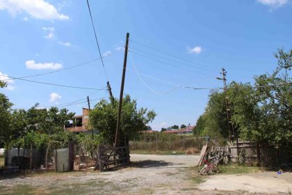 yikilmak-uzere-olan-elektrik-diregi-mahalleliyi-korkutuyor