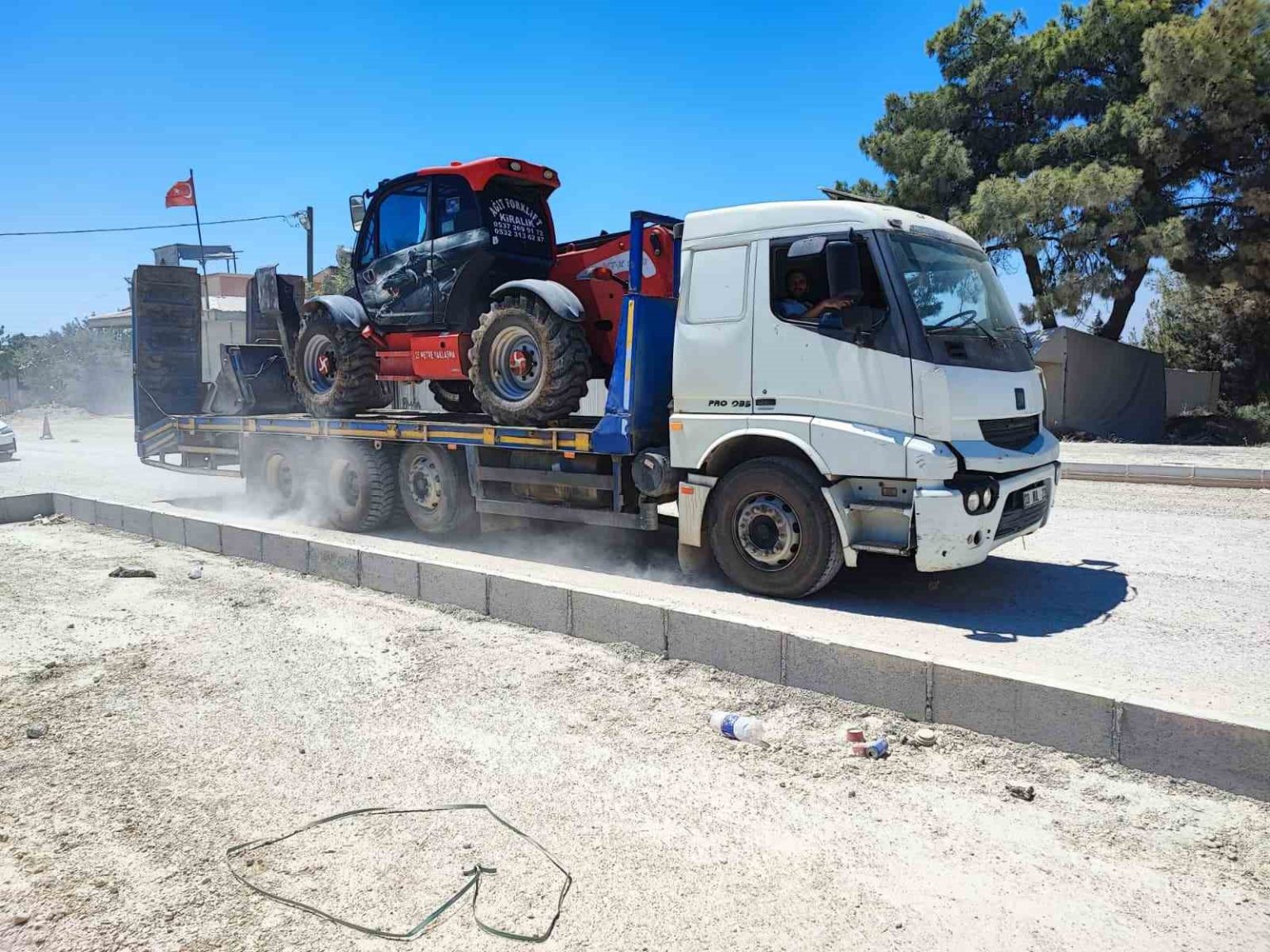 adana-belediyesinin-bitiremedigi-yol-vatandasi-toza-buladi