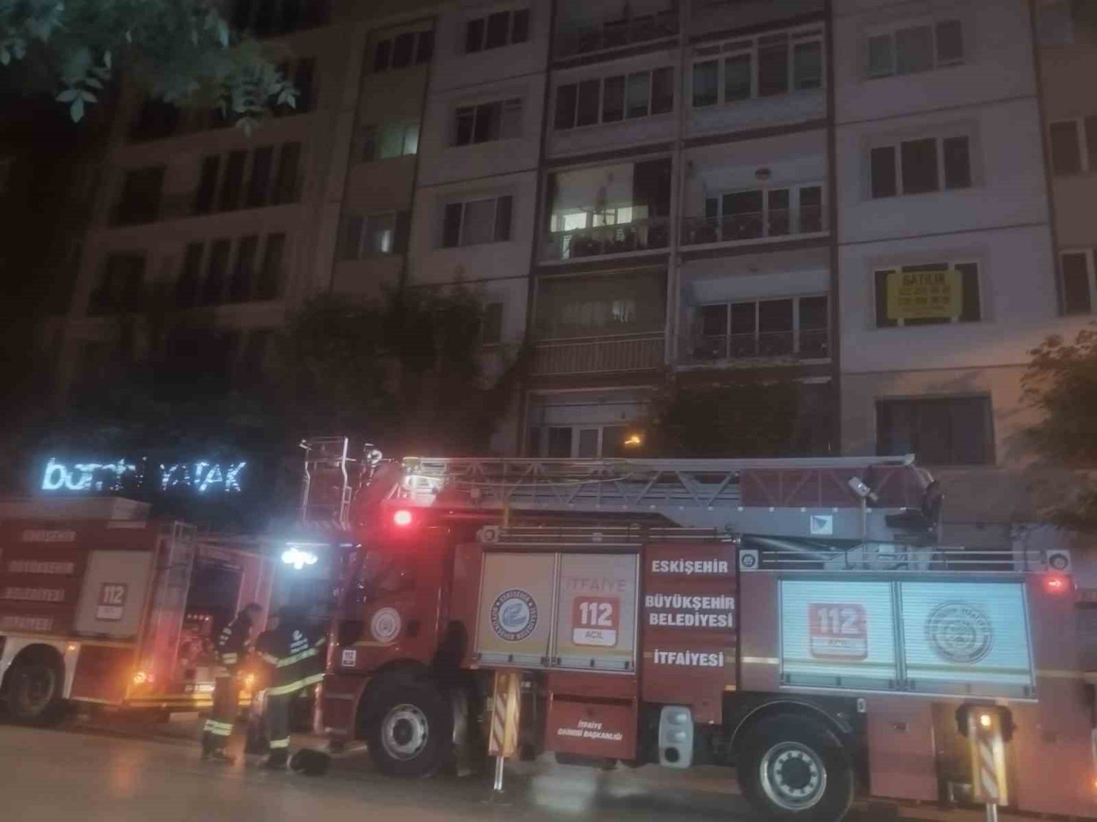apartmanda-gece-cikan-yangin-mahalleyi-ayaga-kaldirdi-1-yarali