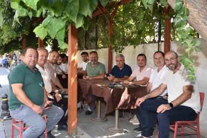 baskan-zencirci-meclis-uyeleriyle-birlikte-germencik-pazarinda-vatandaslarla-bulustu