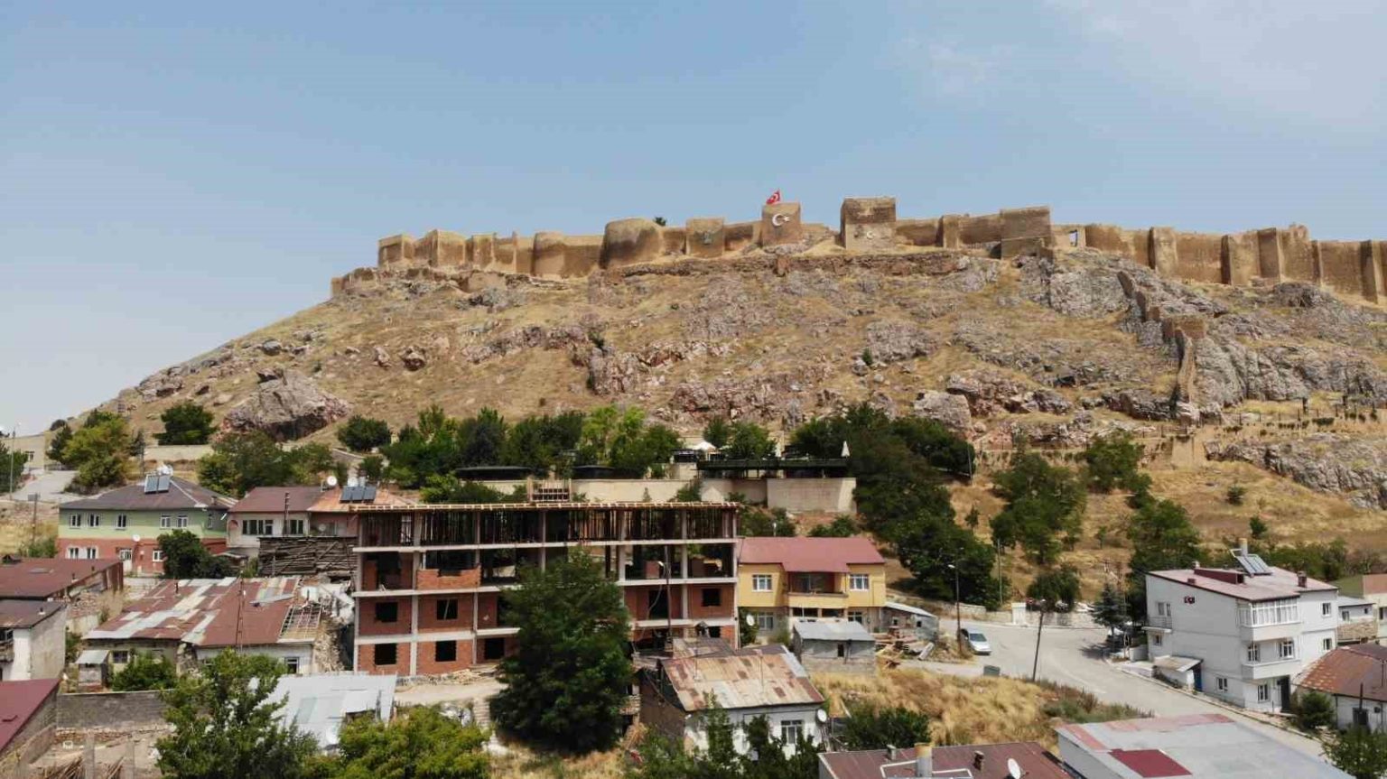 bayburt-kent-konseyinden-tarihi-bayburt-kalesinin-onunde-yukselen-binaya-tepki