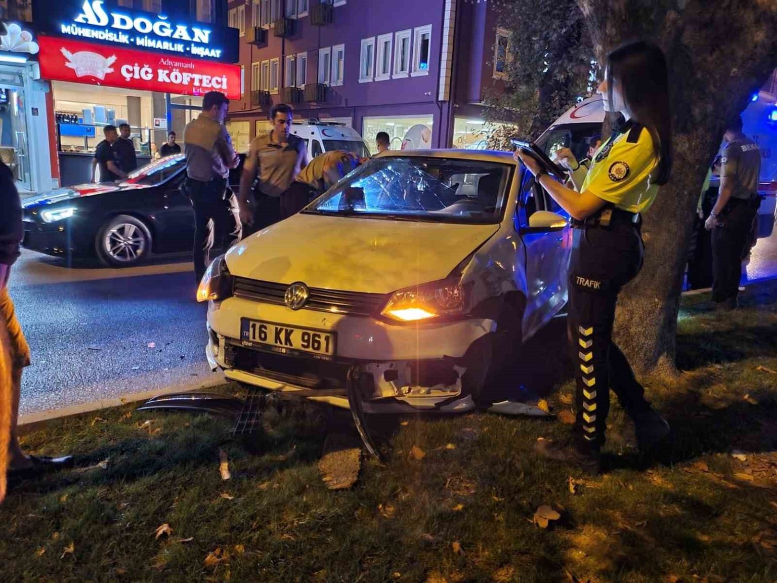 bursada-otomobil-kamyonete-carpti-surucusu-yaralandi